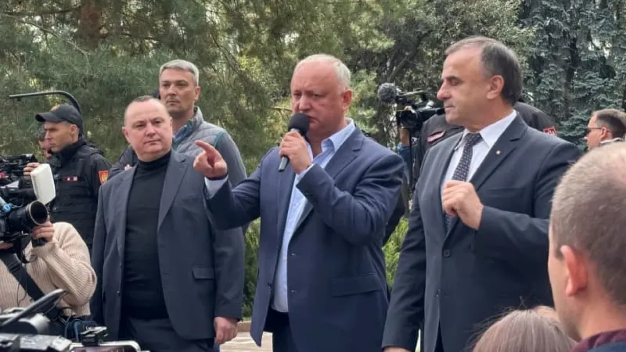 Former President Igor Dodon (C) of the Moscow-backed pro-Russian "Patriotic Bloc" speaks at a protest after the parliamentary elections in the Republic of Moldova. Katharina Schröder/dpa