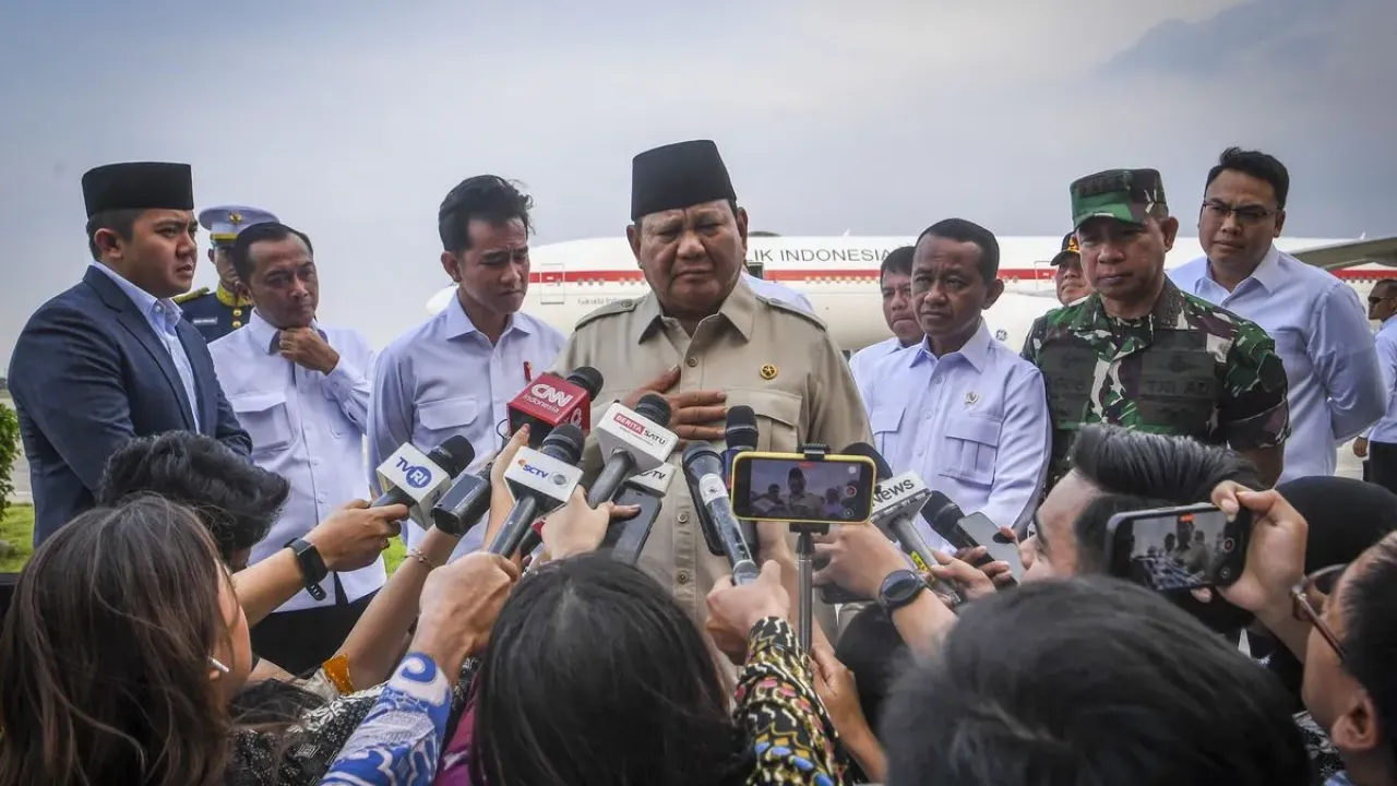 Presiden Prabowo Subianto (tengah) bersama Wapres Gibran Rakabuming Raka (ketiga kiri) didampingi jajaran kabinet Merah Putih memberikan keterangan kepada wartawan saat tiba di Pangkalan Udara TNI AU Halim Perdanakusuma, Jakarta, Sabtu (27/9/2025). Prabowo Subianto kembali ke tanah air setelah menyampaikan pidato pada sidang umum Perserikatan Bangsa-bangsa (PBB) di New York serta melakukan kunjungan kenegaraan ke negara Jepang, Kanada dan Belanda.