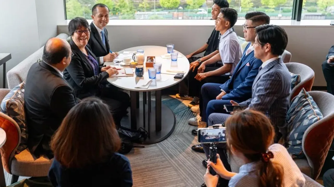 Menteri Transmigrasi M Iftitah Sulaiman Suryanagara menerima perwakilan tenaga kerja Indonesia di Jepang yang berasal dari sejumlah kawasan transmigrasi di Osaka, Jepang (29/9/2025).