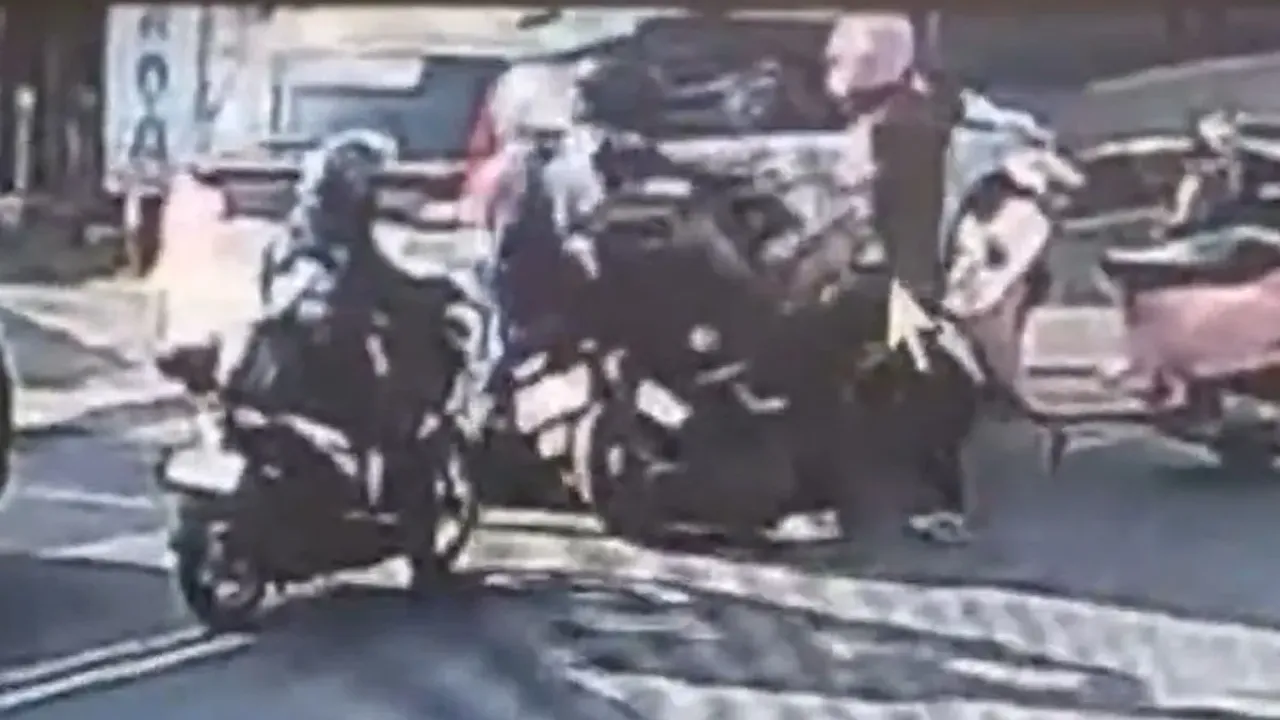 Faisal, penjaga rumah pasangan Zaskia Adya Mecca dan Hanung Bramantyo, menjadi korban pemukulan oleh seseorang yang mengaku sebagai anggota di Jalan Ampera Raya, Ragunan, Pasar Minggu, Jakarta Selatan, Senin (22/9/2025) pukul 07.15 WIB. 
