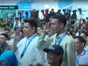 Angga Budi Kusuma (kanan) dan Muhammad Ridwan (kiri) saat memberikan hormat kepada Prabowo. Angga merupakan eks office boy dan Wawan adalah eks pengemudi ojek. Keduanya sukses jadi pengusaha properti dengan proyeksi keuntungan hingga Rp 120 miliar.