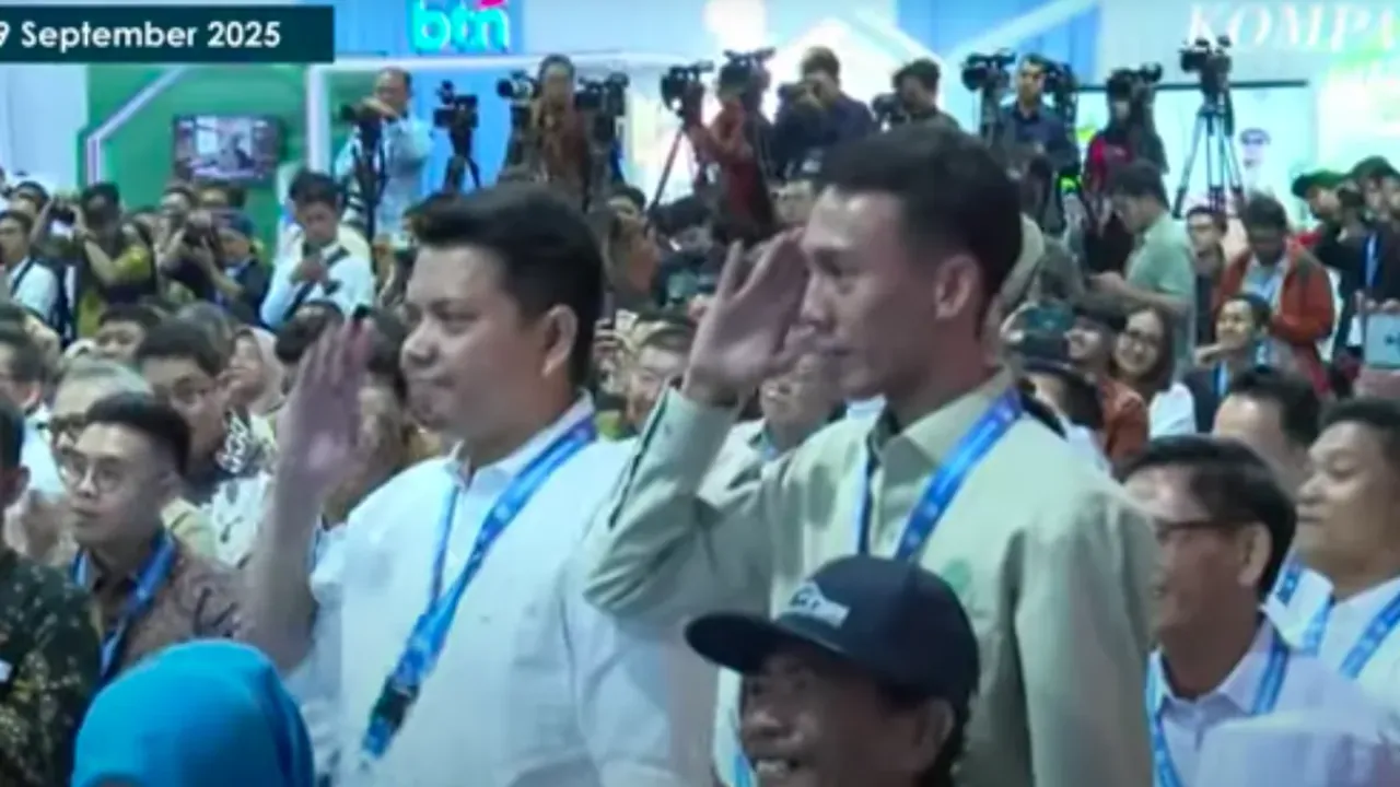 Angga Budi Kusuma (kanan) dan Muhammad Ridwan (kiri) saat memberikan hormat kepada Prabowo. Angga merupakan eks office boy dan Wawan adalah eks pengemudi ojek. Keduanya sukses jadi pengusaha properti dengan proyeksi keuntungan hingga Rp 120 miliar.