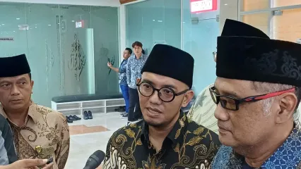 Wakil Menteri Haji dan Umrah, Dahnil Anzar Simanjuntak saat ditemui usai mengikuti rapat bersama Komisi VIII DPR RI di Kompleks Parlemen, Senayan, Jakarta, Selasa (30/9/2025).
