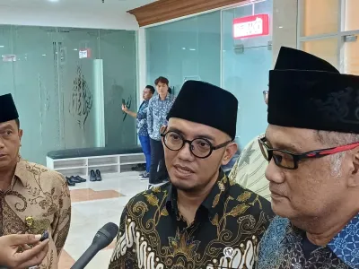 Wakil Menteri Haji dan Umrah, Dahnil Anzar Simanjuntak saat ditemui usai mengikuti rapat bersama Komisi VIII DPR RI di Kompleks Parlemen, Senayan, Jakarta, Selasa (30/9/2025).