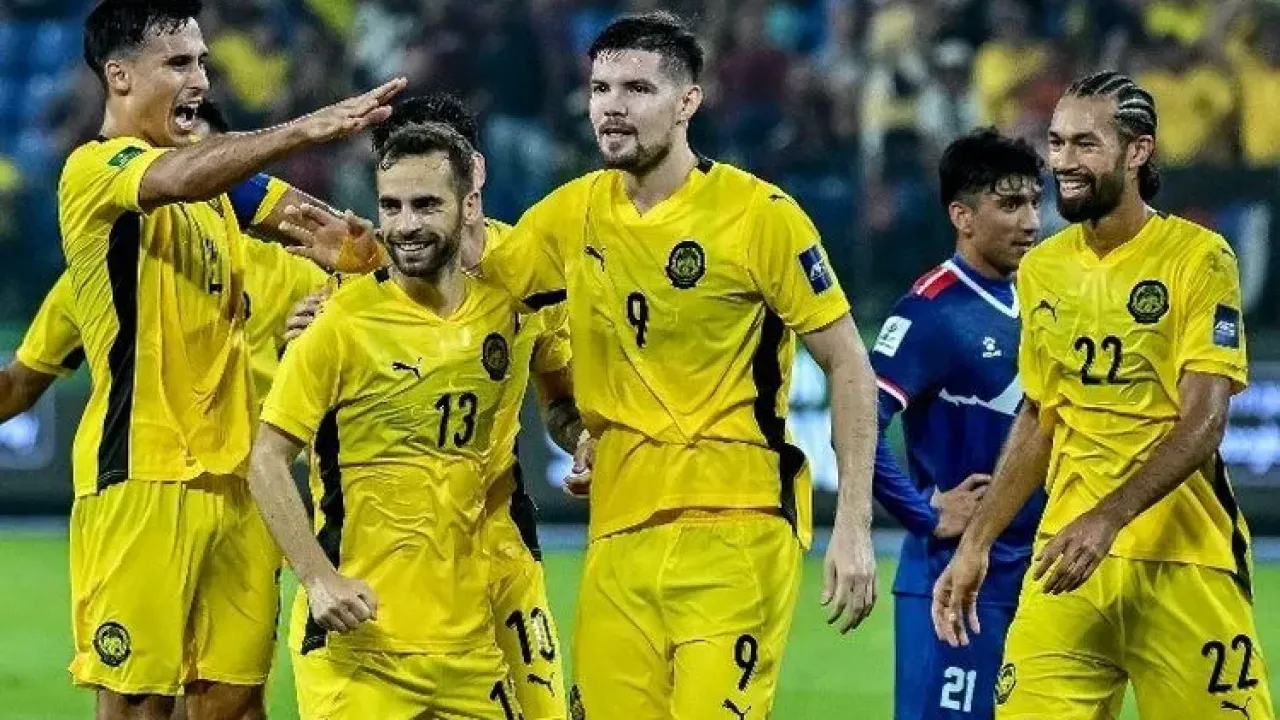 Pemain naturalisasi Timnas Malaysia, Hector Hevel (nomor 13), merayakan gol bersama rekan-rekannya pada laga Kualifikasi Piala Asia 2027 kontra Nepal di Stadion Sultan Ibrahim di Johor pada 25 Maret 2025.