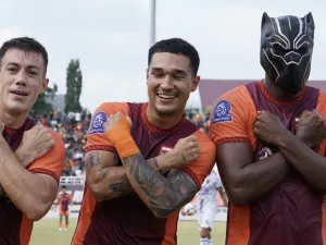 Momen selebrasi gol Joel Vinicius (kanan) dalam laga pekan ketiga Super League 2025-2026 antara Borneo FC vs Persijap Jepara di Stadion Segiri, Samarinda, Minggu (24/8/2025).
