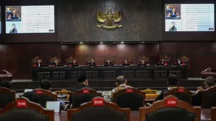 Ketua Mahkamah Konstitusi (MK) Suhartoyo (tengah) bersama Wakil Ketua Mahkamah Konstitusi Saldi Isra (keempat kiri), Anggota Majelis Hakim MK Arsul Sani (ketiga kanan), Arief Hidayat (keempat kanan), Ridwan Mansyur (ketiga kiri), Anwar Usman (kanan), Daniel Yusmic (kedua kanan), Guntur Hamzah (kiri), dan Enny Nurbaningsih (kedua kiri) memimpin sidang Perselisihan Hasil Pemilihan Umum (PHPU) Wali Kota Kota Palopo dan Bupati Kabupaten Mahakam Ulu Tahun 2024 di Mahkamah Konstitusi, Jakarta, Selasa (8/7/2025). Dalam sidang beragendakan pengucapan putusan atau ketetapan tersebut Mahkamah menyatakan permohonan para pemohon tidak dapat diterima. 