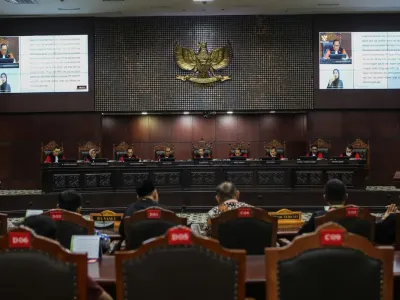 Ketua Mahkamah Konstitusi (MK) Suhartoyo (tengah) bersama Wakil Ketua Mahkamah Konstitusi Saldi Isra (keempat kiri), Anggota Majelis Hakim MK Arsul Sani (ketiga kanan), Arief Hidayat (keempat kanan), Ridwan Mansyur (ketiga kiri), Anwar Usman (kanan), Daniel Yusmic (kedua kanan), Guntur Hamzah (kiri), dan Enny Nurbaningsih (kedua kiri) memimpin sidang Perselisihan Hasil Pemilihan Umum (PHPU) Wali Kota Kota Palopo dan Bupati Kabupaten Mahakam Ulu Tahun 2024 di Mahkamah Konstitusi, Jakarta, Selasa (8/7/2025). Dalam sidang beragendakan pengucapan putusan atau ketetapan tersebut Mahkamah menyatakan permohonan para pemohon tidak dapat diterima. 
