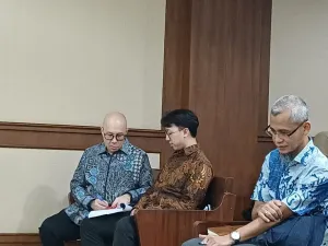 Eks Direktur Utama PT Taspen, Antonius N.S. Kosasih (kiri) dan Direktur Utama PT IIM, Ekiawan saat menunggu sidang di Pengadilan Tipikor Jakarta Pusat, Senin (28/8/2025).