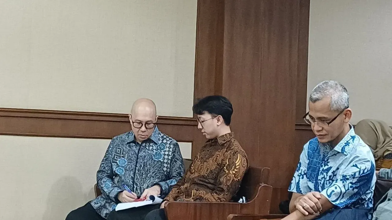 Eks Direktur Utama PT Taspen, Antonius N.S. Kosasih (kiri) dan Direktur Utama PT IIM, Ekiawan saat menunggu sidang di Pengadilan Tipikor Jakarta Pusat, Senin (28/8/2025).
