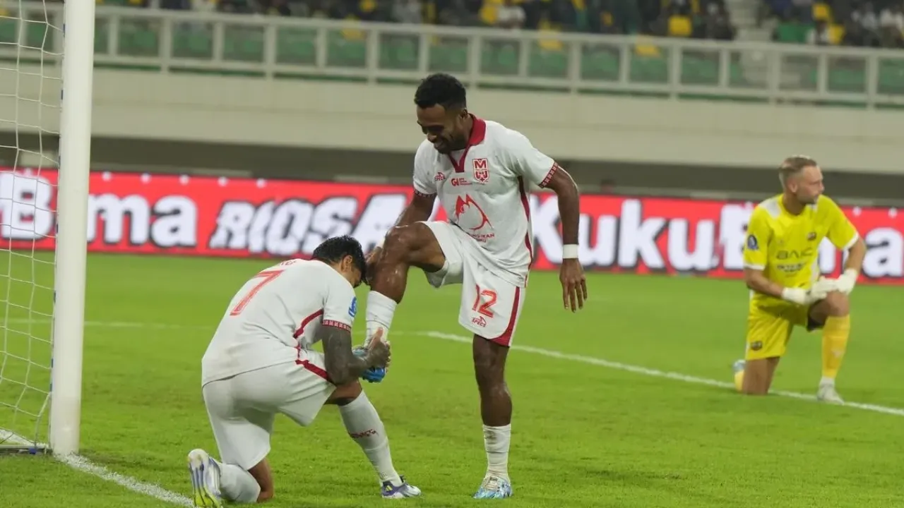Penyerang Malut United, Ciro Alves, melakukan selebrasi khas mencuci sepatu berama dengan rekan setimnya, Yakob Sayuri, pada laga perdana Super League 2025-2026 menghadapi Dewa United.