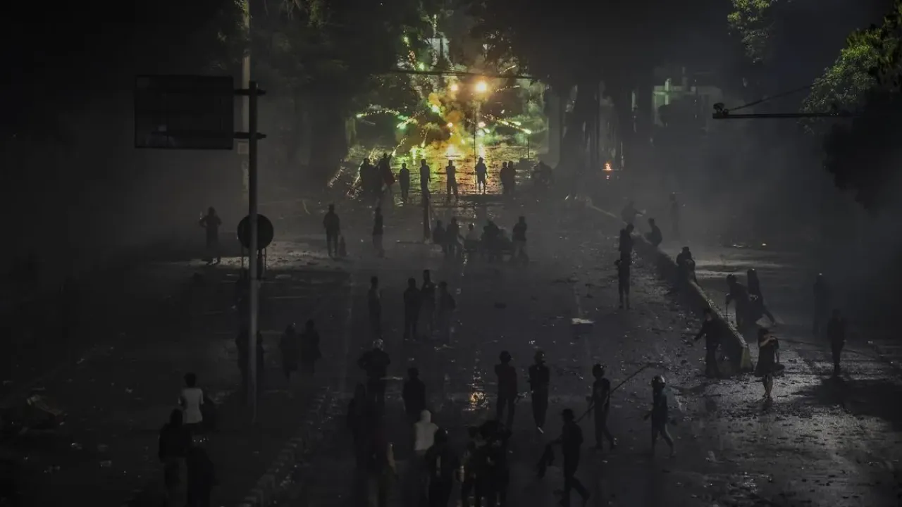 Pengunjuk rasa menembakan petasan ke anggota kepolisian saat aksi menuntut pengusutan kasus penabrakan pengemudi ojek daring oleh mobil rantis Brimob di depan Markas Komando Brimob Polda Metro Jaya, Kwitang, Jakarta, Jumat (29/8/2025). 