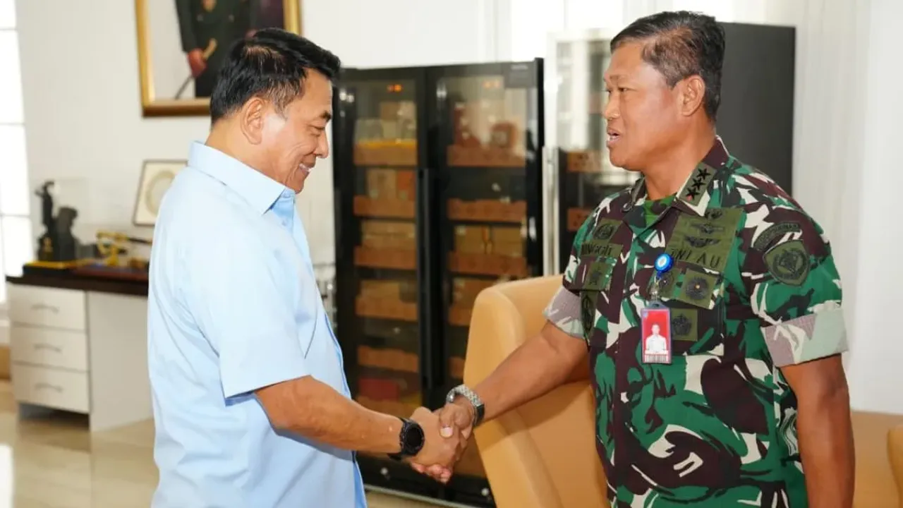 Mantan Panglima TNI, Jenderal (Purn) Moeldoko (kiri) bersalaman dengan Panglima Komando Operasi Udara Nasional (Pangkoopsudnas) Marsdya TNI Minggit Tribowo, Senin (29/9/2025).