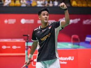 Selebrasi tunggal putra Indonesia, Alwi Farhan, usai mengalahkan unggulan asal China, Weng Hong Yang, dalam babak 16 besar Hong Kong Open di Hong Kong Coliseum, 11 September 2025.