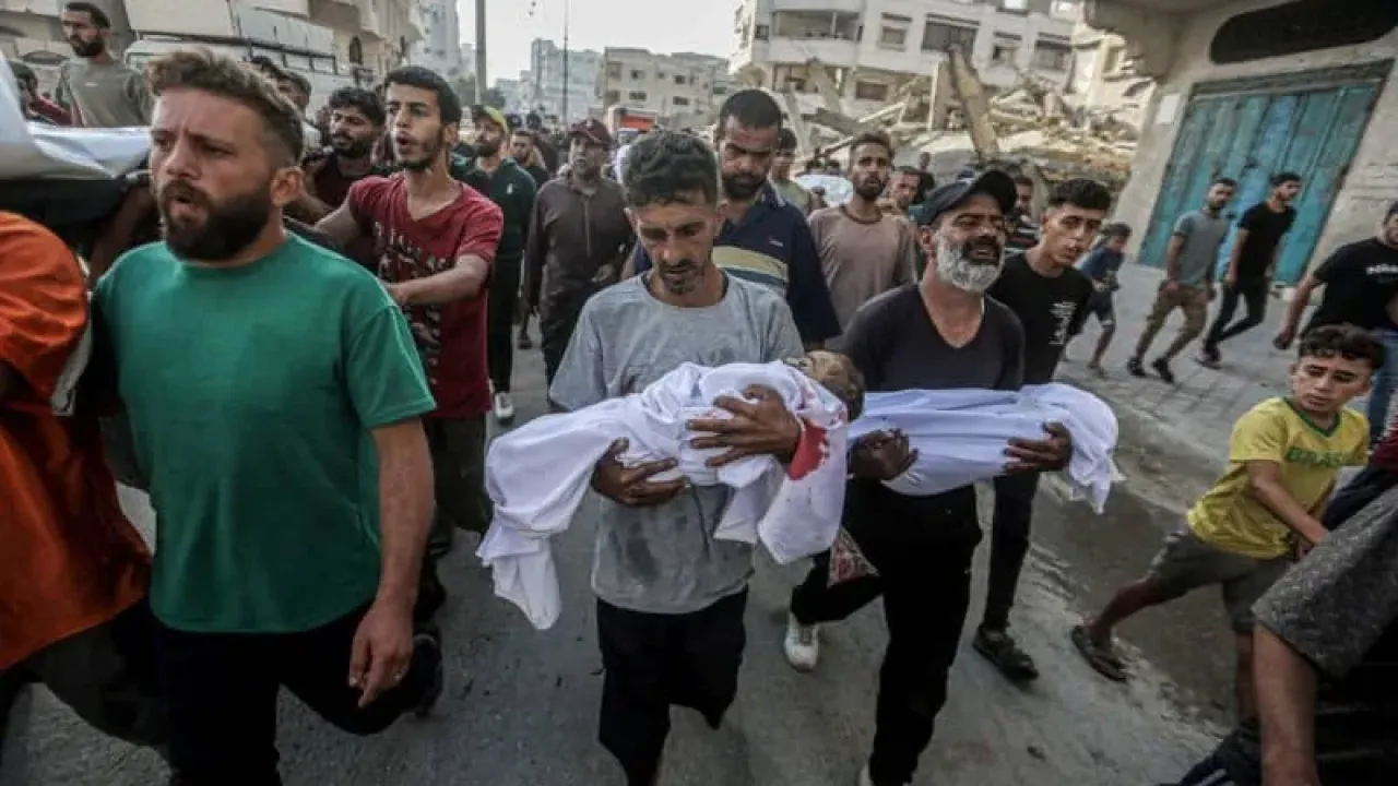 Palestinians carry the bodies of those who were killed in an Israeli attack on at Al-Shati camp in Gaza City. Omar Ashtawy/APA Images via ZUMA Press Wire/dpa