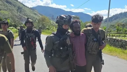 Satgas Ops Damai Cartenz menangkap jaringan pemasok senjata dan amunisi kepada Kelompok Kriminal Bersenjata (KKB) di Kampung Karubate, Distrik Muara, Kabupaten Puncak Jaya, Senin (29/9/2025).