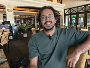 Produser film papan atas, Amrit Punjabi, berpose saat ditemui Kompas.com di Sentul pada Kamis (25/9/2025). Amrit Punjabi kini menjadi salah satu sosok yang mempopulerkan olahraga Footgolf di Jakarta.