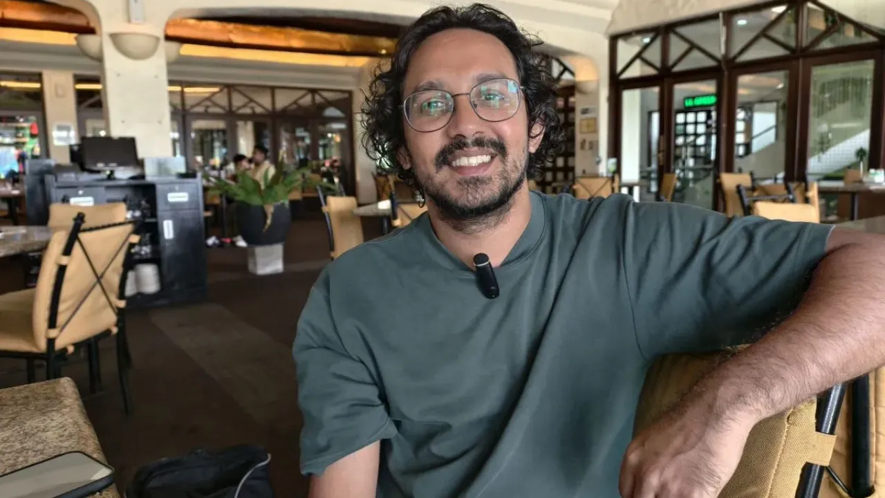 Produser film papan atas, Amrit Punjabi, berpose saat ditemui Kompas.com di Sentul pada Kamis (25/9/2025). Amrit Punjabi kini menjadi salah satu sosok yang mempopulerkan olahraga Footgolf di Jakarta.