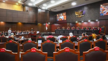 Ketua Mahkamah Konstitusi (MK) Suhartoyo (kelima kanan) didampingi para Wakil Ketua MK mendengarkan keterangan dari Komisioner Lembaga Manajemen Kolektif Nasional (LMKN) Jilid 2 Marulam Juniasi Hutauruk (kiri) dalam sidang uji materiil UU nomor 28 tahun 2014 tentang Hak Cipta di Mahkamah Konstitusi, Jakarta, Kamis (31/7/2025). Sidang tersebut beragendakan mendengar keterangan saksi dan ahli dari pemohon. 