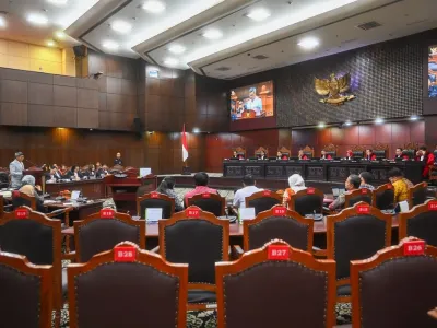 Ketua Mahkamah Konstitusi (MK) Suhartoyo (kelima kanan) didampingi para Wakil Ketua MK mendengarkan keterangan dari Komisioner Lembaga Manajemen Kolektif Nasional (LMKN) Jilid 2 Marulam Juniasi Hutauruk (kiri) dalam sidang uji materiil UU nomor 28 tahun 2014 tentang Hak Cipta di Mahkamah Konstitusi, Jakarta, Kamis (31/7/2025). Sidang tersebut beragendakan mendengar keterangan saksi dan ahli dari pemohon. 