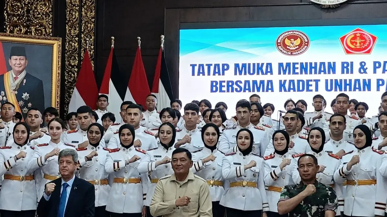 Menteri Pertahanan (Menhan) Sjafrie Sjamsoeddin dan Panglima TNI Jenderal Agus Subiyanto menerima 44 kadet Universitas Pertahanan (Unhan) asal Palestina di Kantor Kementerian Pertahanan, Jakarta, Jumat (26/9/2025).