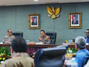 Kapolri Jenderal Listyo Sigit Prabowo memimpin rapat akselerasi transformasi Polri di ruang Pusdalsis Stamaops Polri, Mabes Polri, Kebayoran Baru, Jakarta Selatan, Rabu (24/9/2025).