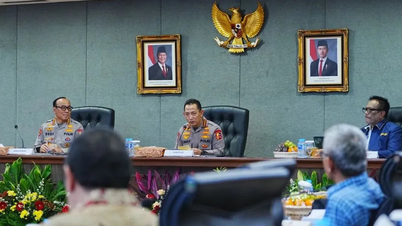 Kapolri Jenderal Listyo Sigit Prabowo memimpin rapat akselerasi transformasi Polri di ruang Pusdalsis Stamaops Polri, Mabes Polri, Kebayoran Baru, Jakarta Selatan, Rabu (24/9/2025).
