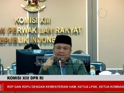Wakil Ketua Komisi XIII DPR RI Sugiat Santoso dalam rapat dengar pendapat (RDP) Komisi XIII DPR RI terkait persoalan dugaan pelanggaran HAM di TNTN di Kompleks Parlemen, Senayan, Jakarta Pusat, Senin (29/9/2025).