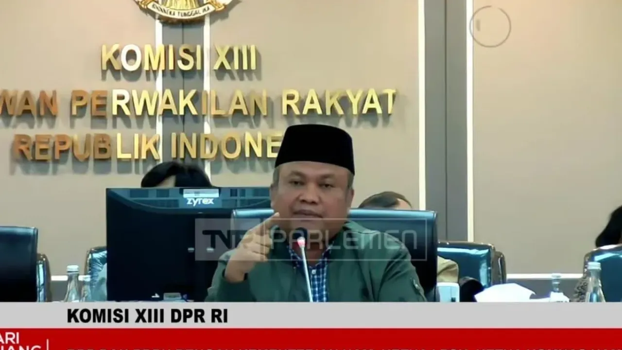 Wakil Ketua Komisi XIII DPR RI Sugiat Santoso dalam rapat dengar pendapat (RDP) Komisi XIII DPR RI terkait persoalan dugaan pelanggaran HAM di TNTN di Kompleks Parlemen, Senayan, Jakarta Pusat, Senin (29/9/2025).