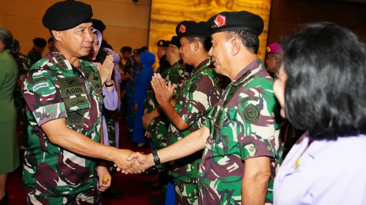 Panglima TNI Jenderal Agus Subiyanto memimpin acara Laporan Korps Kenaikan Pangkat 177 Perwira Tinggi (Pati) TNI di Aula Gatot Soebroto, Mabes TNI, Cilangkap, Jakarta Timur, Kamis (25/9/2025).