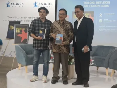 Mantan Duta Besar Indonesia untuk Jepang, Yusron Ihza Mahendra (paling kanan) dalam peluncuran dan bedah buku novel Trilogi refleksi 60 tahun G30S di Kompas Institute, Jakarta, Selasa (30/9/2025).