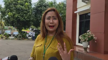 Tangis mantan penyanyi cilik Chikita Meidy pecah saat ceritakan isi gugatan balik yang ia terima dari suaminya di Pengadilan Agama Tigaraksa, Selasa (30/9/2025)
