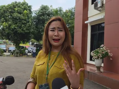 Tangis mantan penyanyi cilik Chikita Meidy pecah saat ceritakan isi gugatan balik yang ia terima dari suaminya di Pengadilan Agama Tigaraksa, Selasa (30/9/2025)