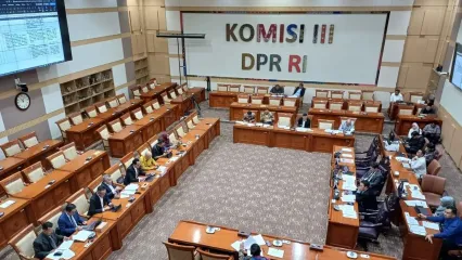 Ketua Perhimpunan Bantuan Hukum dan Hak Asasi Manusia Indonesia (PBHI) Julius Ibrani dalam rapat dengar pendapat umum (RDPU) terkait Revisi KUHAP di Komisi III DPR RI, Jakarta, Senin (24/3/2025). Revisi KUHAP, Apa Saja Pasal yang Bakal Diubah?