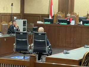 Eks Direktur Utama (Dirut) PT Tabungan dan Asuransi Pegawai Negeri atau Taspen (Persero), Antonius N.S. Kosasih dalam sidang putusan sela di Pengadilan Tipikor Jakarta, Selasa (17/6/2025).