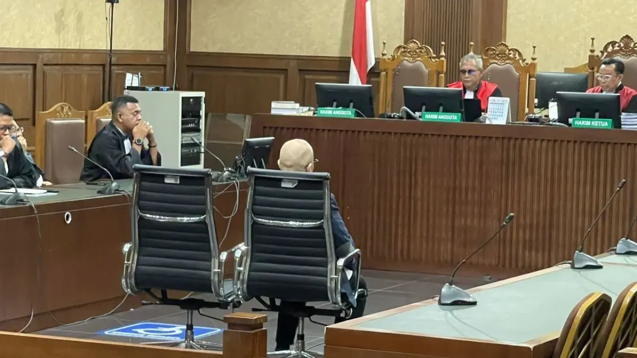 Eks Direktur Utama (Dirut) PT Tabungan dan Asuransi Pegawai Negeri atau Taspen (Persero), Antonius N.S. Kosasih dalam sidang putusan sela di Pengadilan Tipikor Jakarta, Selasa (17/6/2025).