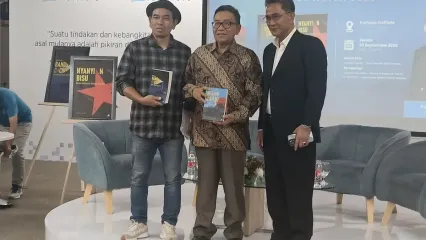 Mantan Duta Besar Indonesia untuk Jepang, Yusron Ihza Mahendra (paling kanan) dalam peluncuran dan bedah buku novel Trilogi refleksi 60 tahun G30S di Kompas Institute, Jakarta, Selasa (30/9/2025).