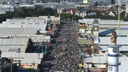 A view of the crowds on Munich&#39;s Theresienwiese during the 190th Oktoberfest beer festival. Felix H&#xf6;rhager/dpa