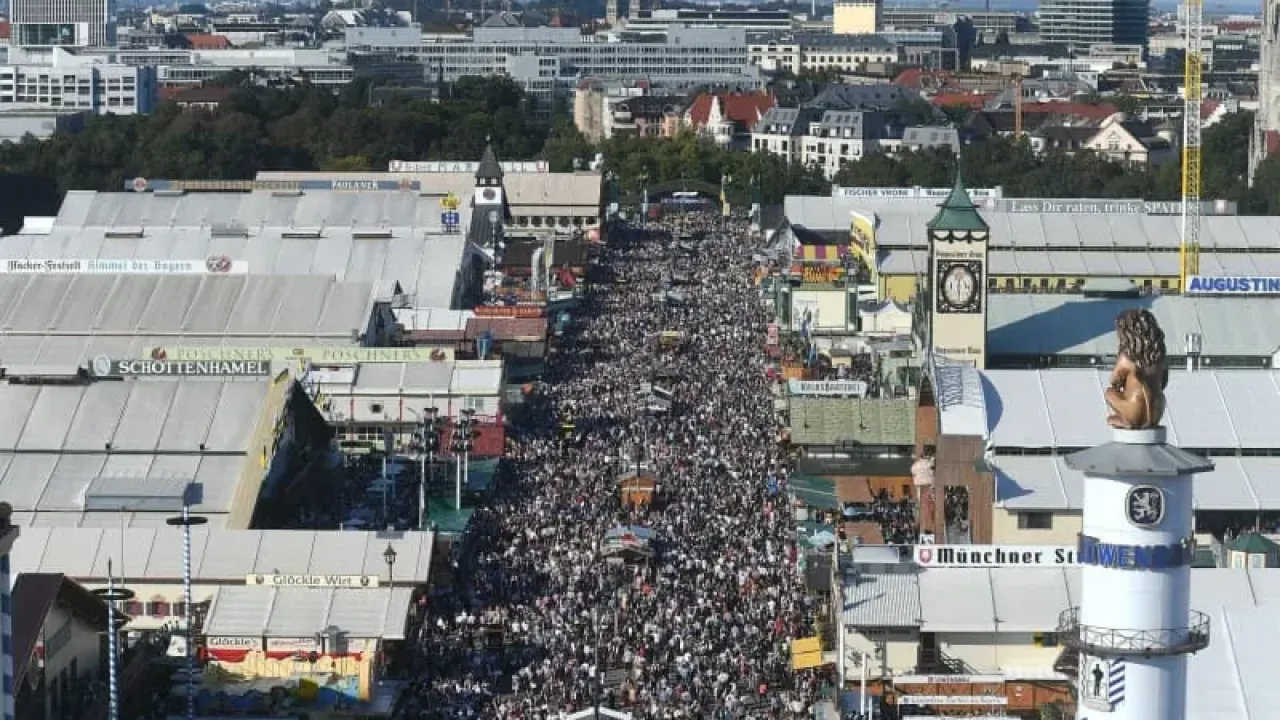 A view of the crowds on Munich&#39;s Theresienwiese during the 190th Oktoberfest beer festival. Felix H&#xf6;rhager/dpa