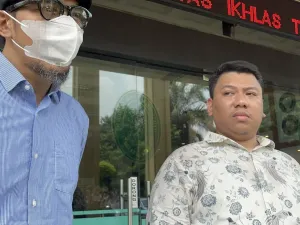 Aji Darmaji (suami Mpok Alpa) dan kuasa hukumnya, Zaki R.Mosabasa di PA Jakarta Selatan, Senin (15/9/2025).
