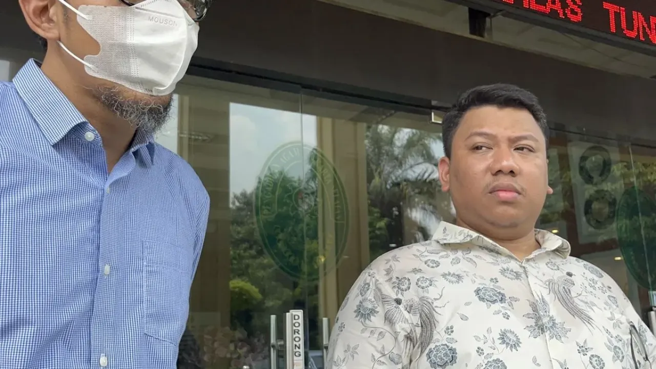Aji Darmaji (suami Mpok Alpa) dan kuasa hukumnya, Zaki R.Mosabasa di PA Jakarta Selatan, Senin (15/9/2025).