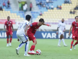 Aksi pada laga Persis Solo vs Arema FC di Stadion Manahan, Solo, dalam laga lanjutan Super League 2025-2026 pada Minggu (28/9/2025).