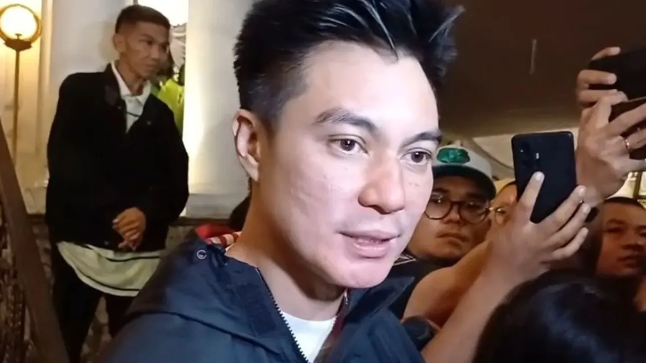 Aktor Baim Wong melayat rumah duka Hotma Sitompul di Jalan Antasari, Jakarta, Rabu (16/4/2025).