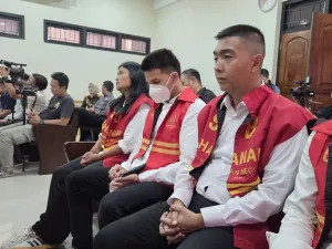 Aktor Jonathan Frizzy saat menjalankan sidang pembacaan tuntutan kasus vape obat keras di Pengadilan Negeri Tangerang, Rabu (24/9/2025)