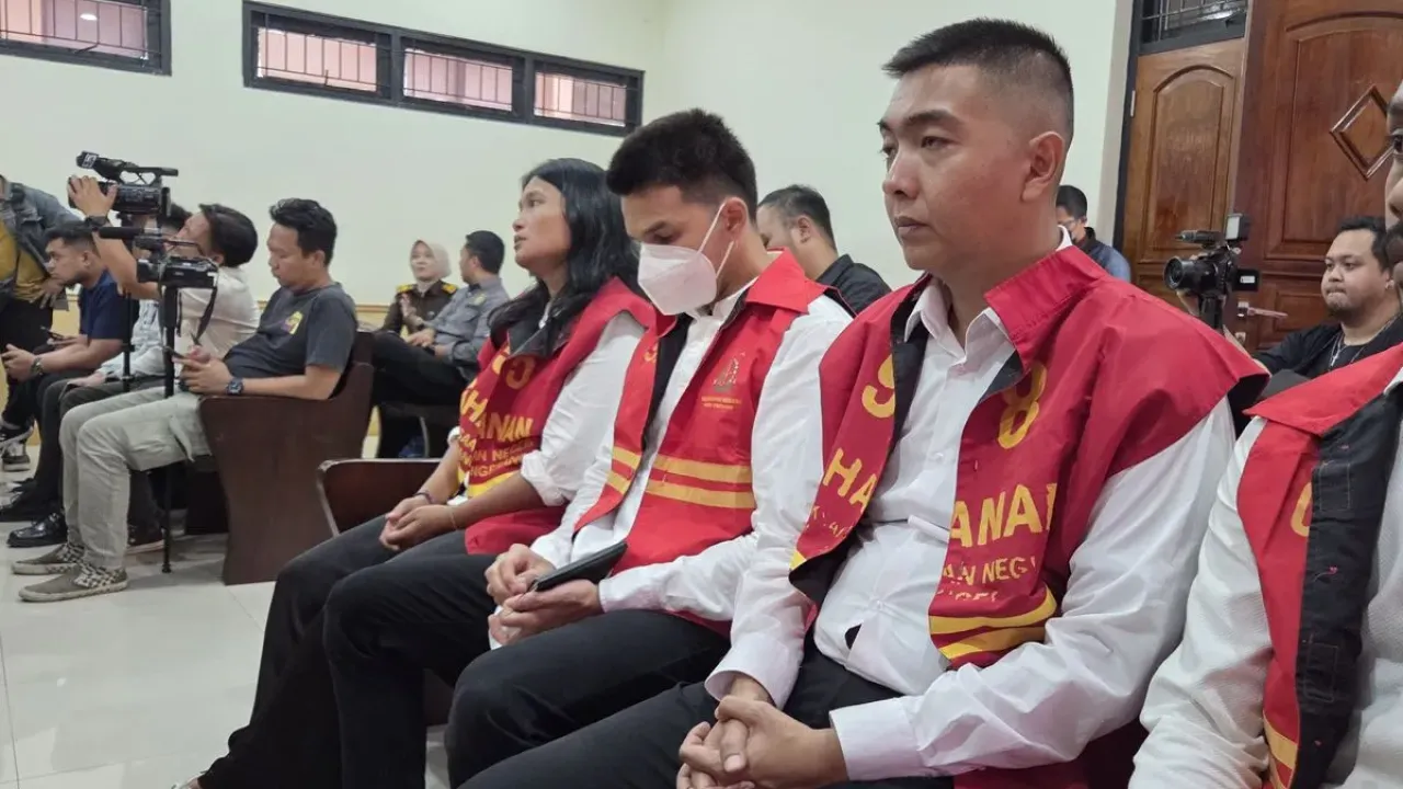 Aktor Jonathan Frizzy saat menjalankan sidang pembacaan tuntutan kasus vape obat keras di Pengadilan Negeri Tangerang, Rabu (24/9/2025)