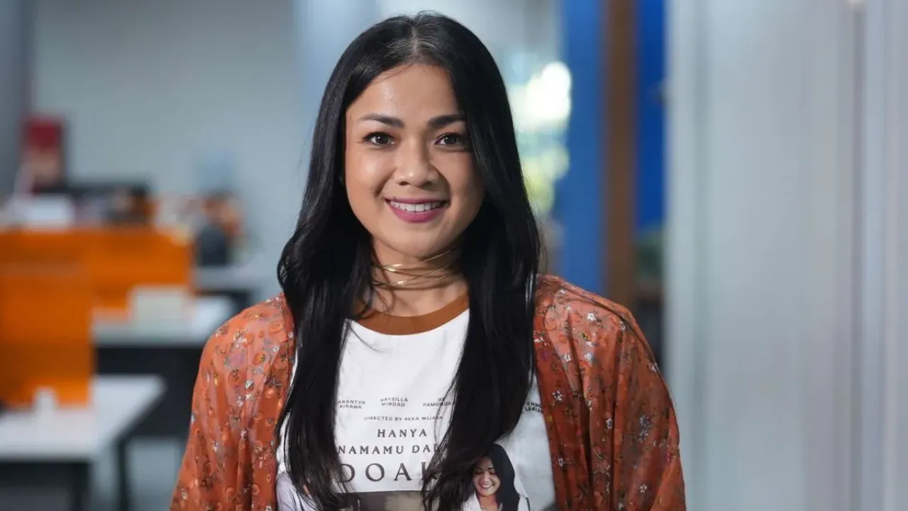 Aktris, Nirina Zubir berpose setelah diwawancara Kompas.com dalam program Hype Talk di Gedung Menara Kompas, Palmerah, Jakarta Pusat, Selasa (8/7/2025).