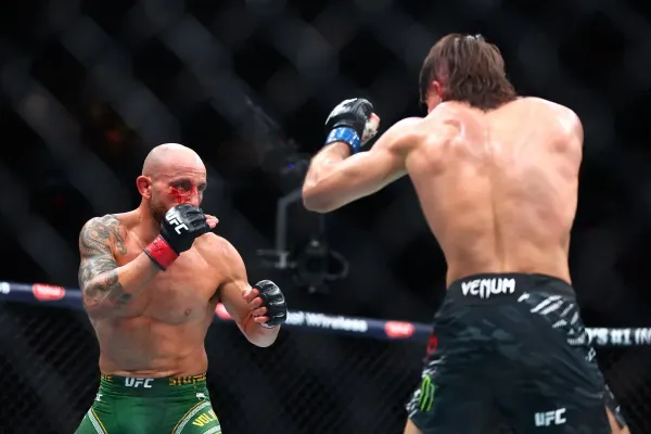 Alexander Volkanovski (left) during his win over Diego Lopes (Getty Images)