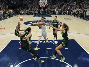 Alyssa Thomas barrels to the basket through Lynx defenders.