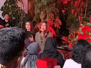 Amanda Caesa saat memperkenalkan lagu barunya yang berjudul Trouble di Matraman, Jakarta Pusat, Jumat (26/9/2025).