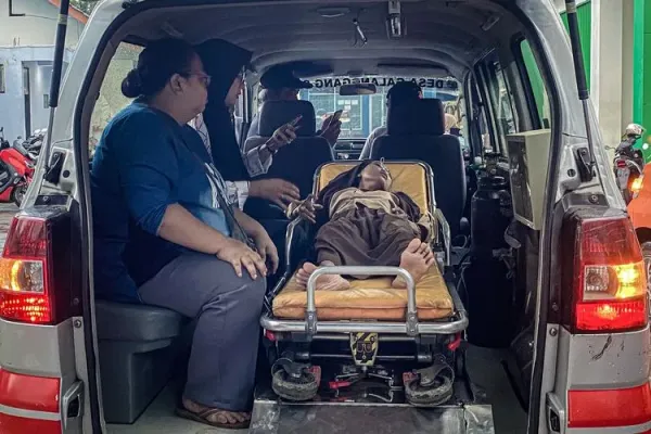 Ambulans membawa siswa SMKN 1 Cihampelas yang mengalami keracunan usai menyantap menu MBG di sekolahnya pada Rabu (24/9/2025).